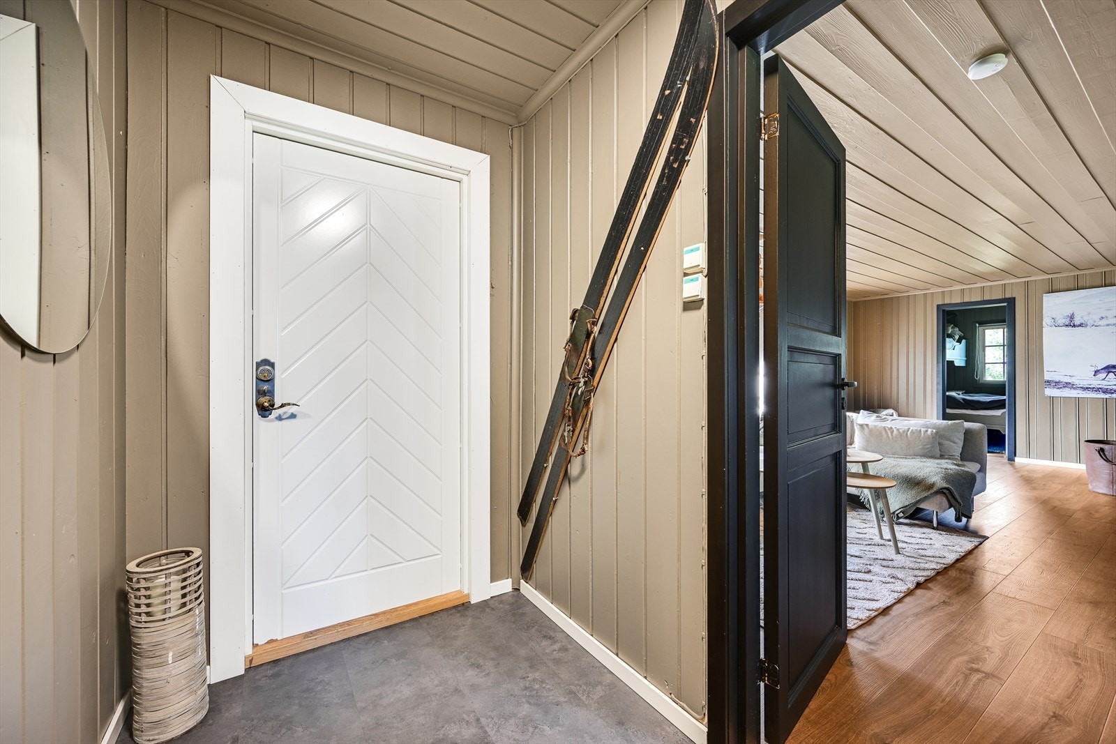 Velkommen inn! Gangen i hytta er praktisk utformet, i lyse, varme farger og med lekre sorte detaljer. Galleribilde