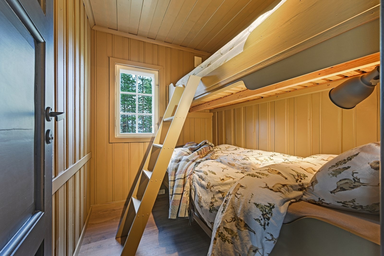 Soverom 3 av 3. Plassbygde sengeløsninger gir god utnyttelse av alle soverom. Lunt og koselig og godt med 8 gode sengeplasser! Galleribilde