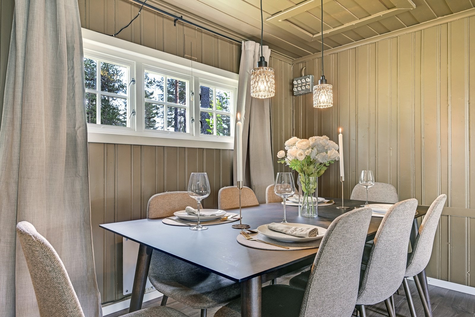 Spiseplassen har god plass til både frokoster og festmåltider, og lange kvelder i godt selskap. Galleribilde