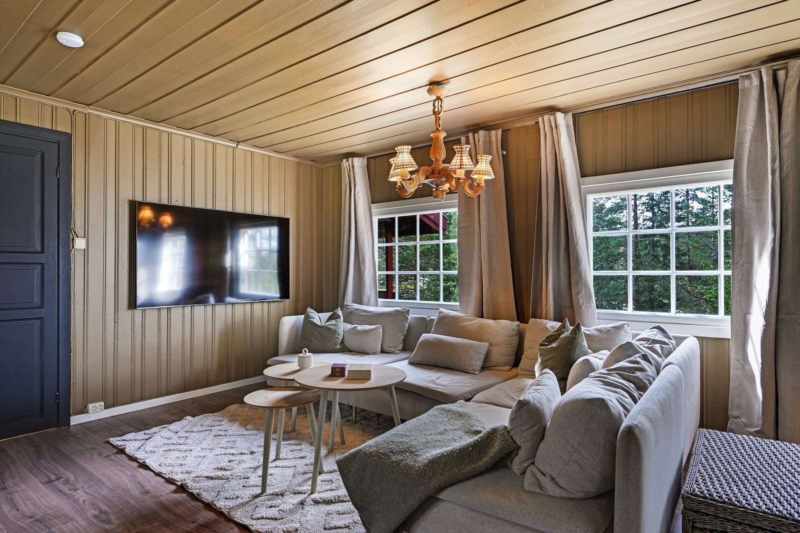 Stuen har 1-stavs laminat på gulv og malt trepanel på vegg. Fargepaletten er gjennomført og går igjen i flere rom. Galleribilde