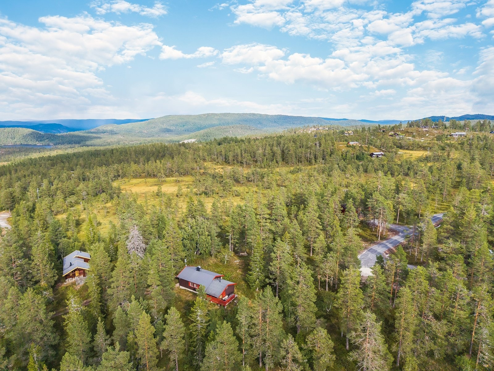 Hytta har i dag parkering til venstre, skrått på nedsiden av hytta, men i reguleringsplanen er det avsatt mulighet for å kunne bygge bilvei inn fra stikkveien på baksiden av hytta. Galleribilde