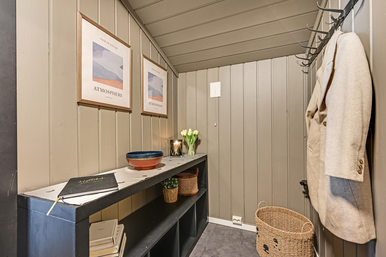 I en egen nisje i gangen har man god plass til oppbevaring av klær, skotøy og diverse matposer og artikler når man kommer inn. Galleribilde