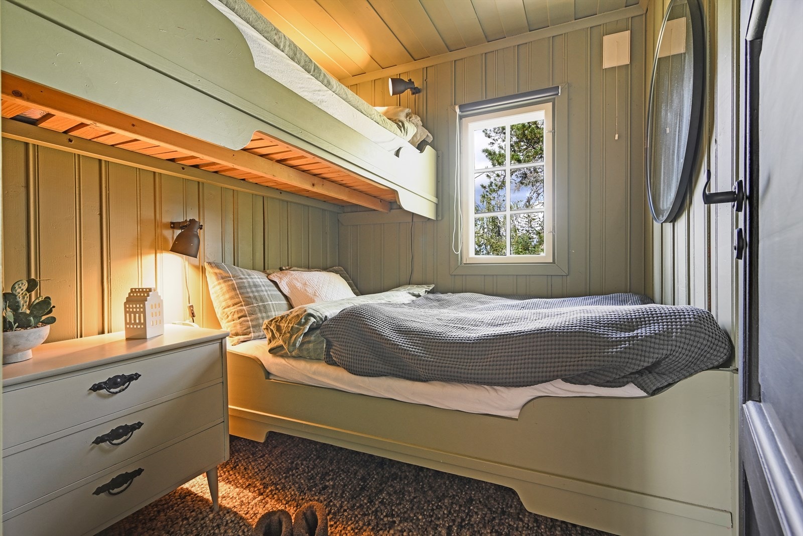 Hytta har tre koselige soverom. Her avbildet soverom 1 av 3. Galleribilde