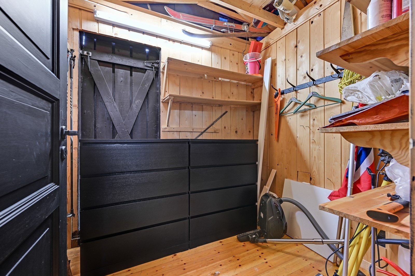 Hytta har også god lagringsplass, og en smart løsning hvor boden kan nås både fra innvendig og utvendig dør. Her har man god lagringsplass til verktøy og andre sportsartikler. Galleribilde