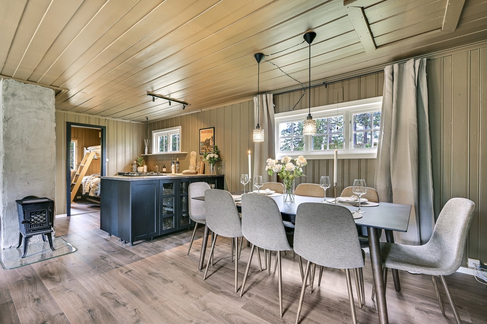 God plass til en romslig spisebordsgruppe. Åpen løsning mot kjøkkenet gir et sosialt allrom også for de som lager maten. Galleribilde