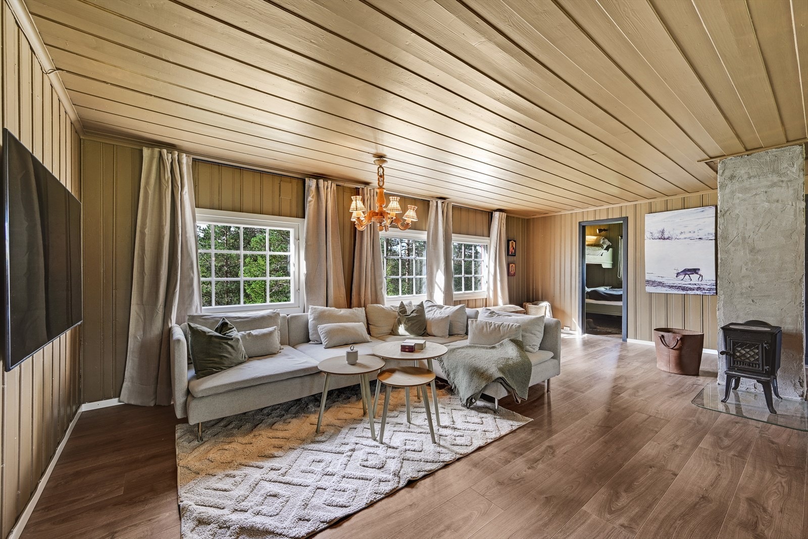 Hytta har innlagt strøm og fremstår som en trivelig og oppgradert fritidsbolig med lune fargetoner og en hyggelig atmosfære. Galleribilde