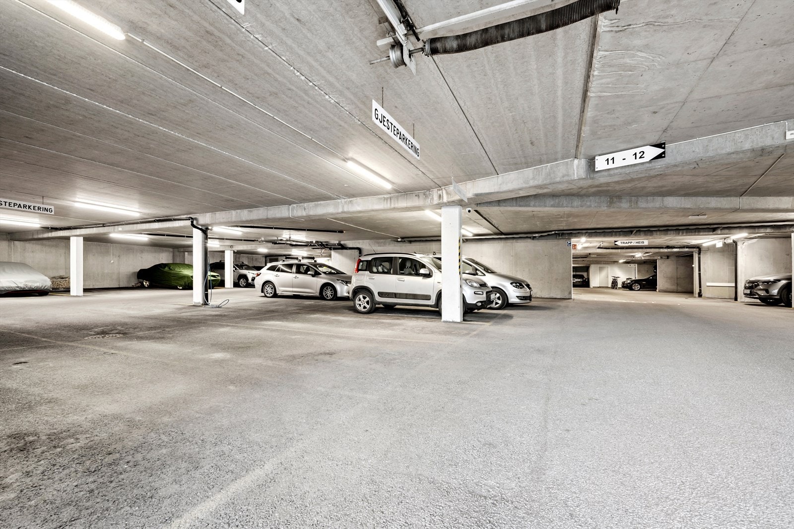 Leilegheita har eigen merka parkeringsplass i felles garasjeanlegg Galleribilde