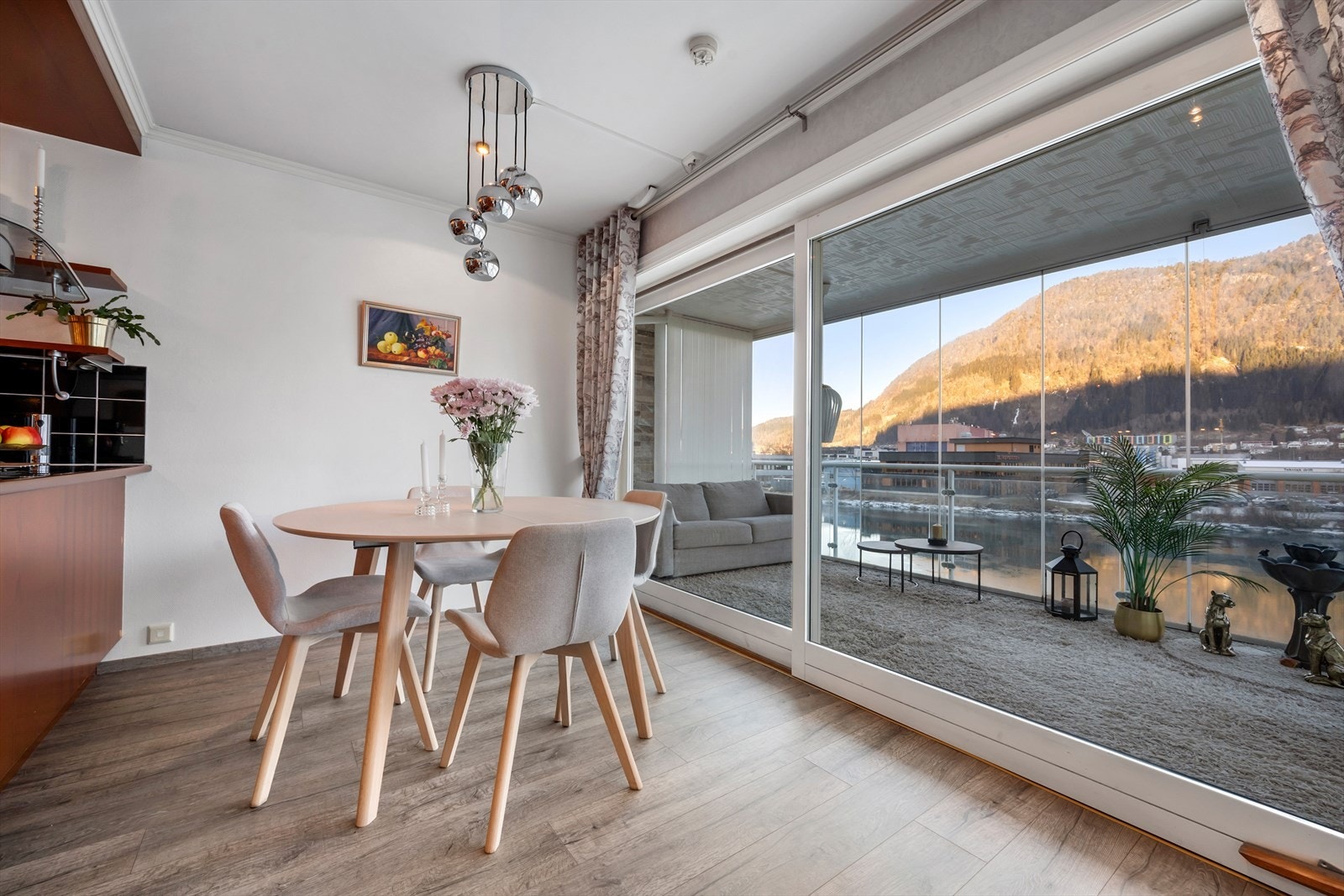 Spisestove i nær tilknytning til kjøkken og terrasse/vinterhage Galleribilde