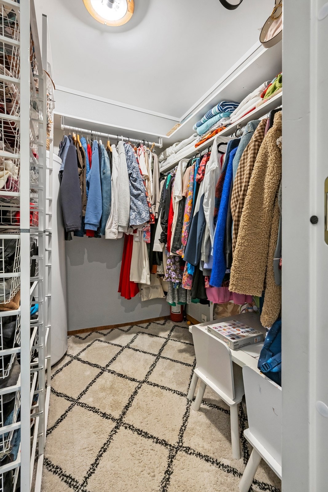 Innvendig bod er innreiia med korghyller og stenger for klesoppheng Galleribilde