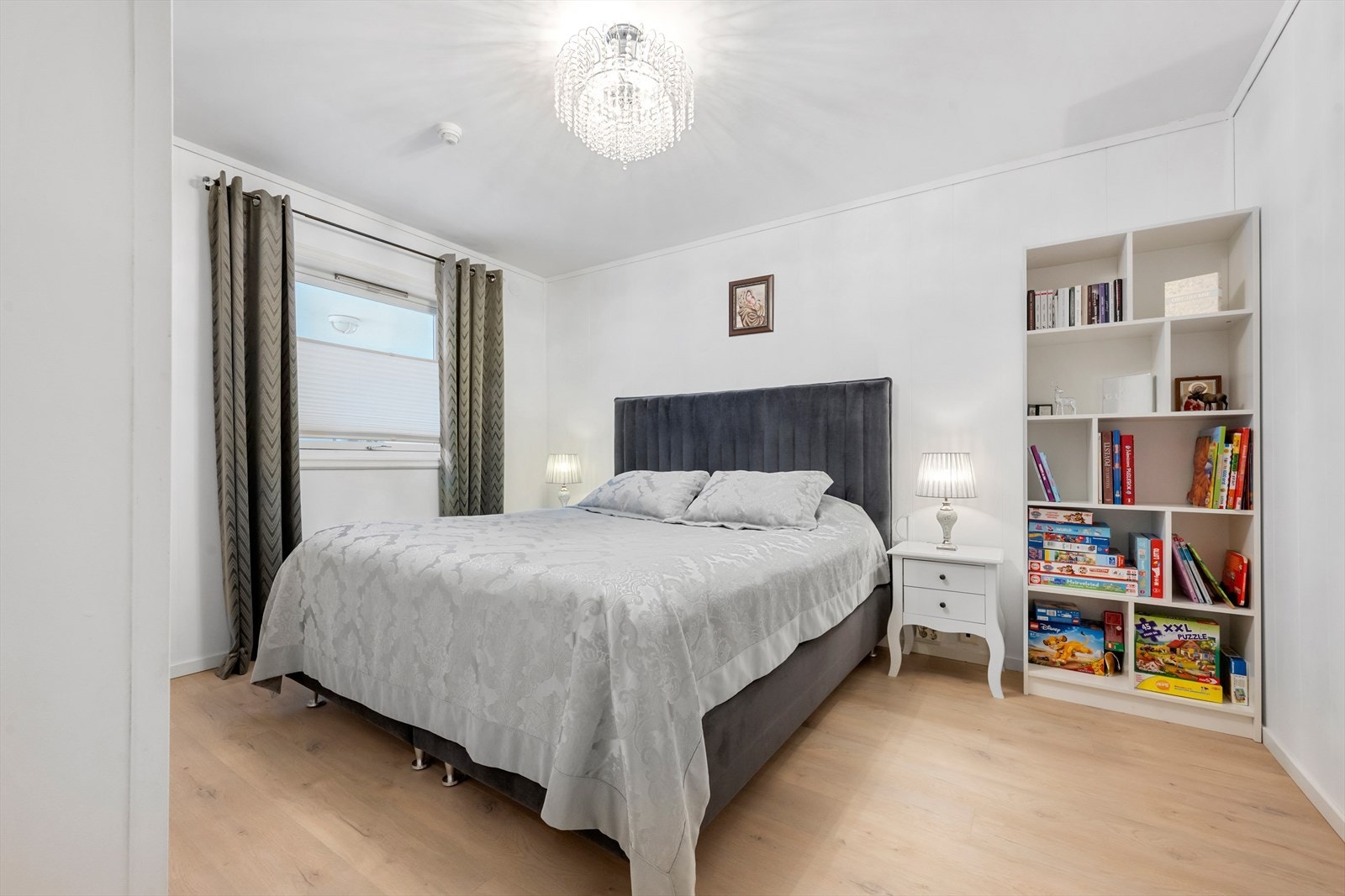 Hovudsoverom med nye overflater har god plass til dobbeltseng Galleribilde