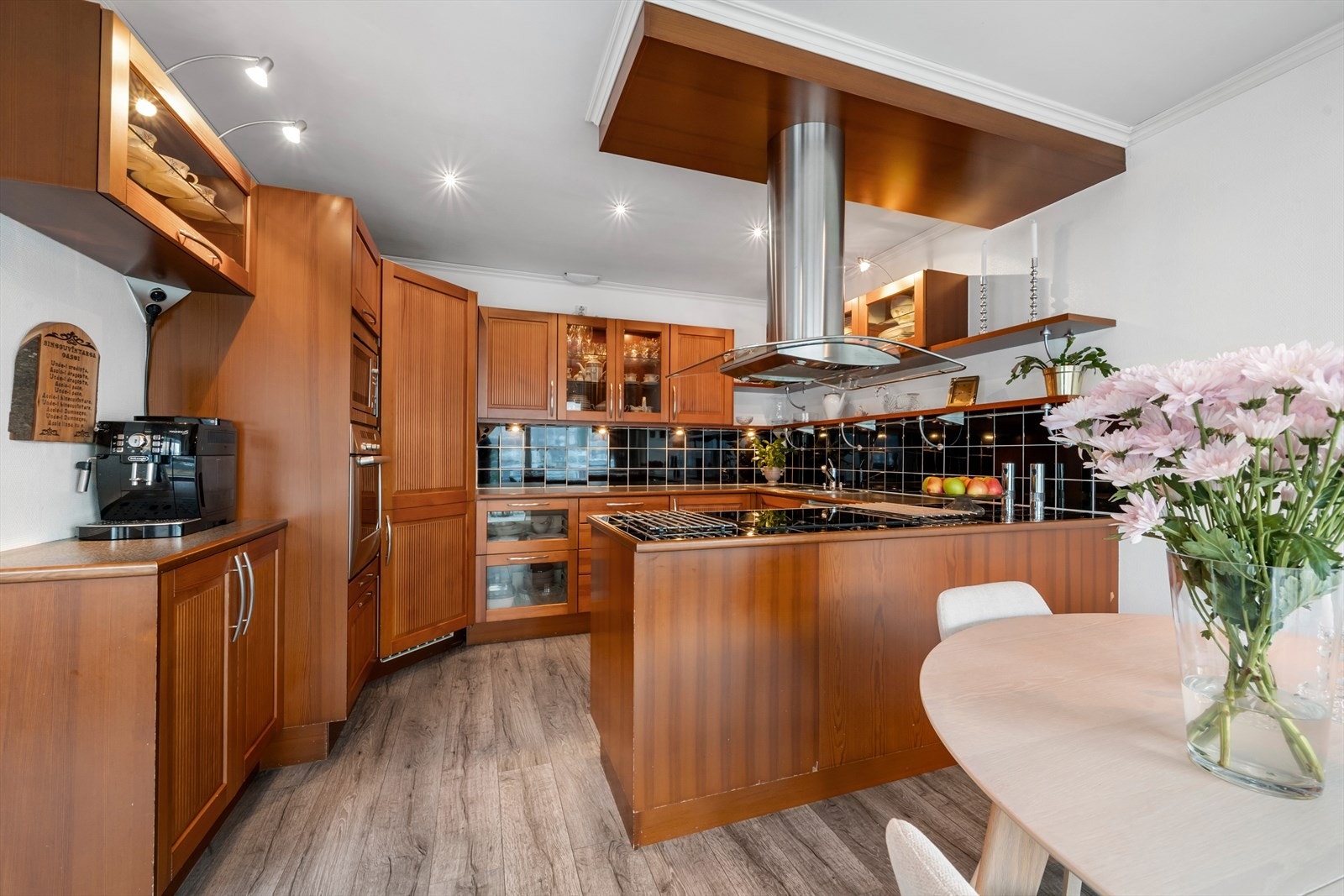 Praktisk kjøkkenøy med integrert koketopp er perfekt for sosiale anledningar og effektiv pådekking Galleribilde