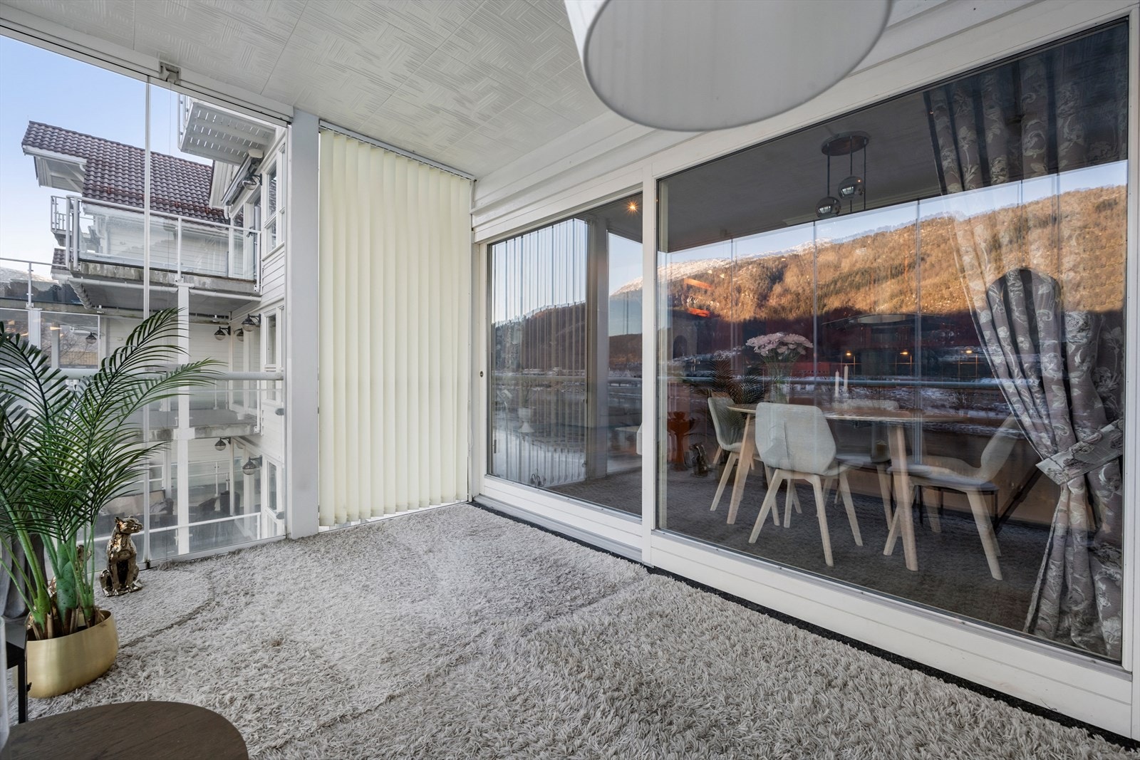 Skjermingspersienner langs begge kortveggar minimerer innsyn Galleribilde