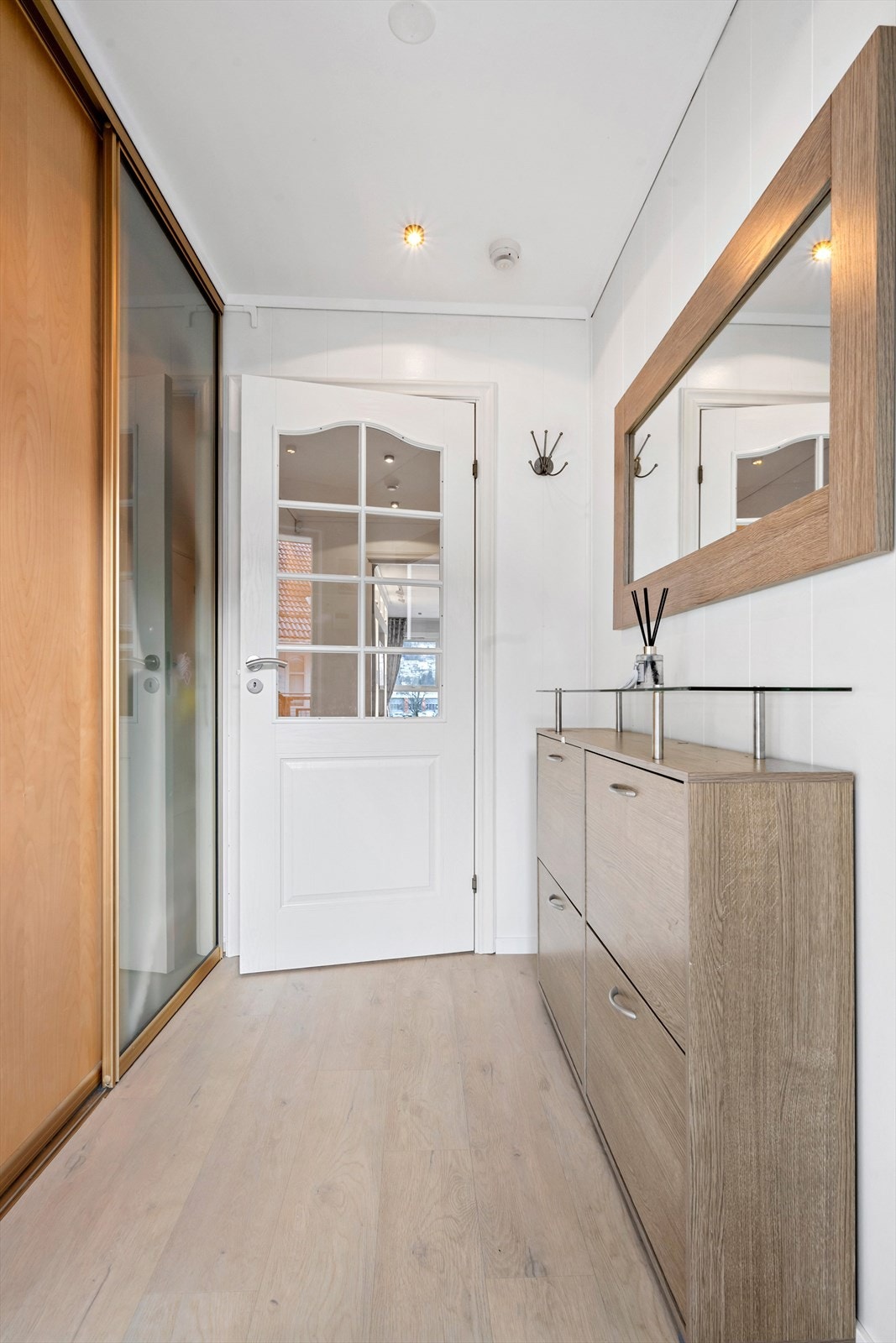 I entre er det praktisk skyvedørsgarderobe med god plass til klede- og sko Galleribilde