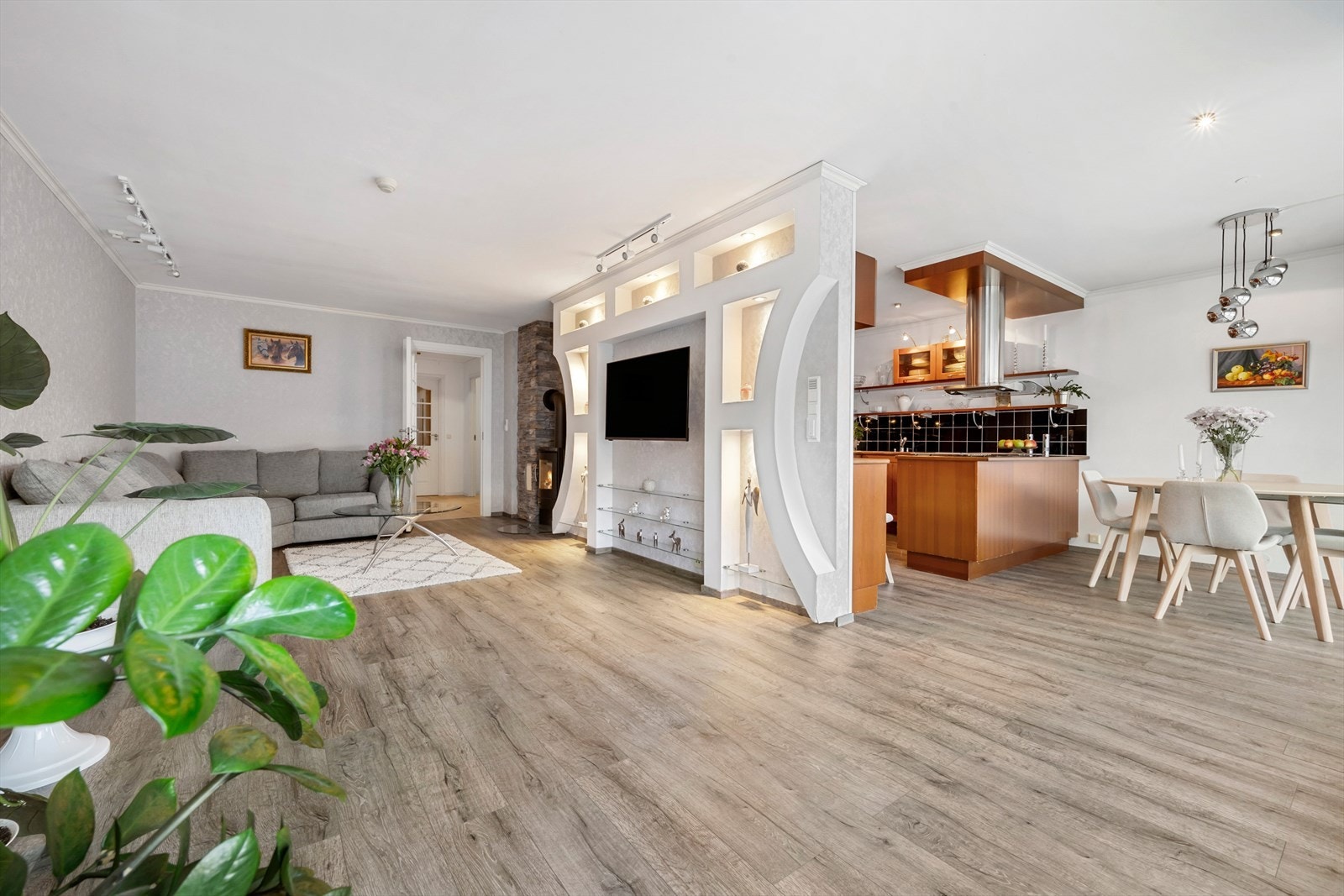 Stove/kjøkken i delvis opa løysing har god plass til møblering av stor sofagruppe og spisebord Galleribilde