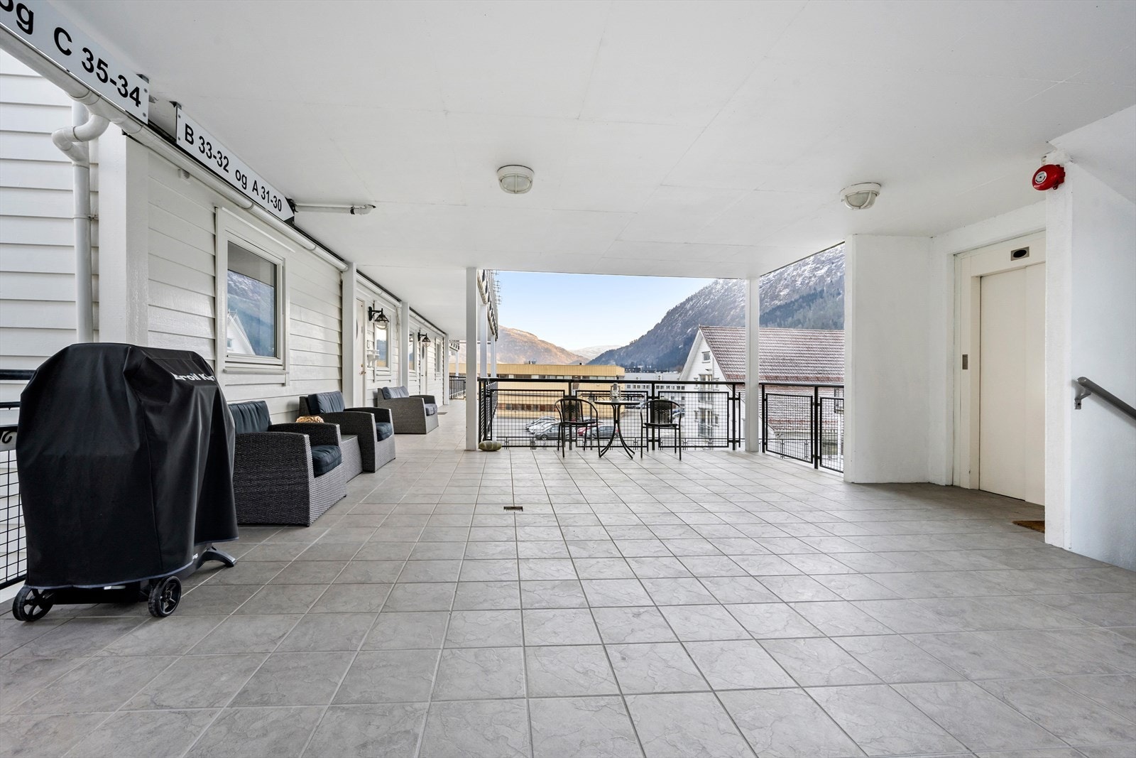 Frå garasjeparkering går det heis og trapp til svalgang som leiar fram til inngangsdøra Galleribilde