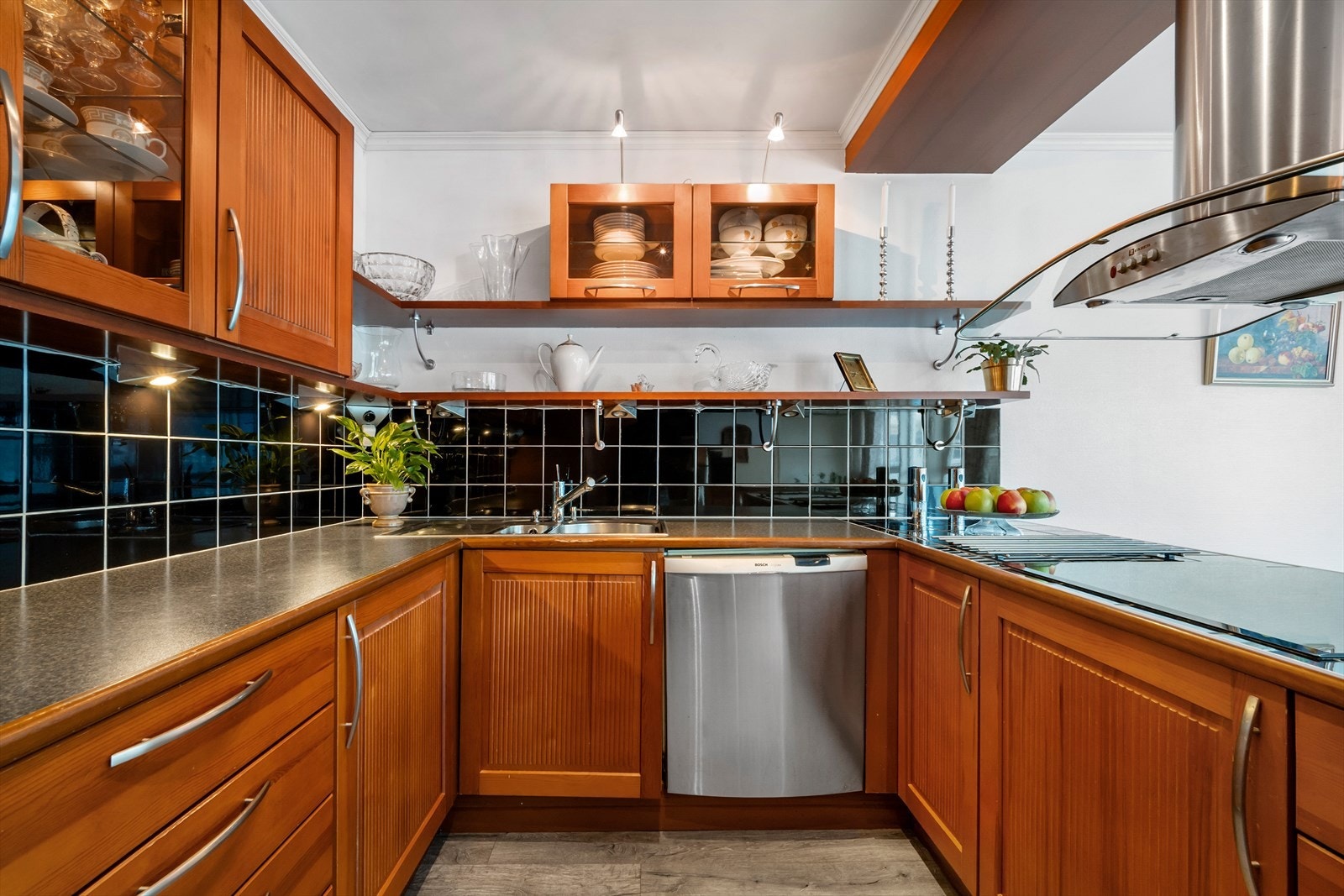 Kjøkkenet har godt med skåp- og benkeplass Galleribilde