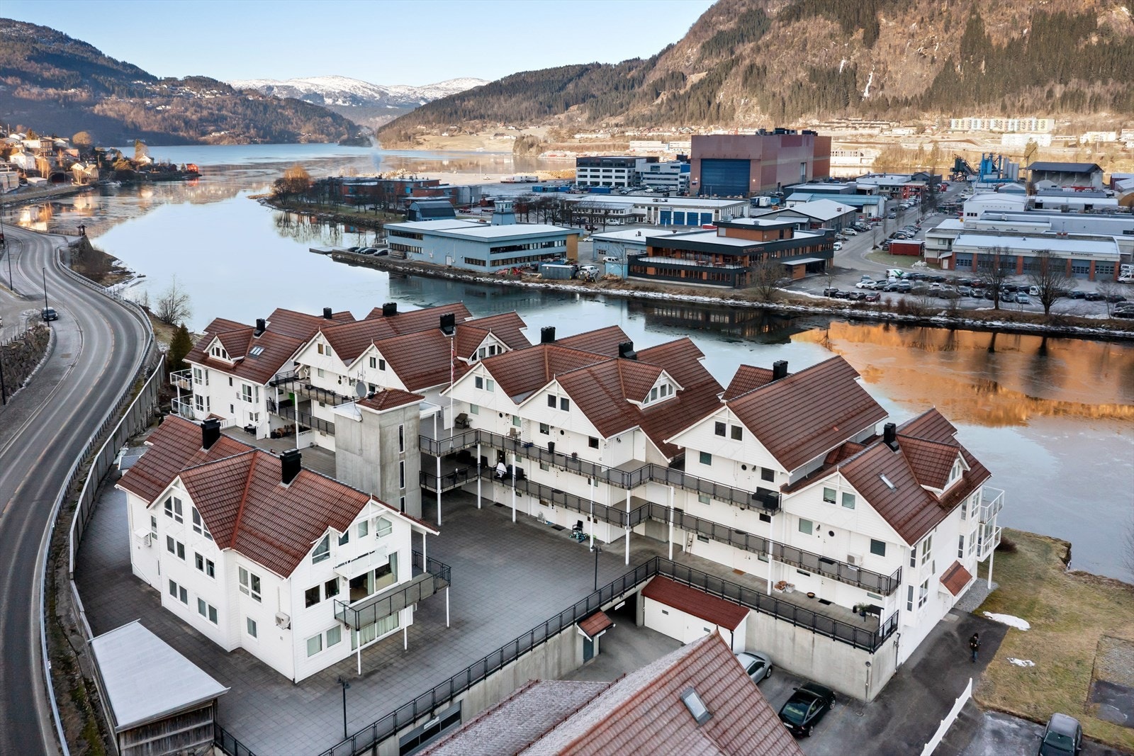 I fellesarealet er det oppbevaringsbod for kajakk, grillhytte og moglegheit for å bade Galleribilde