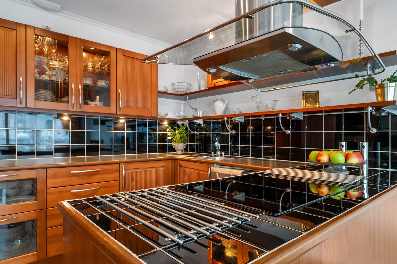 Kjøkkenøya samt vegg over benkeplate er flislagt Galleribilde