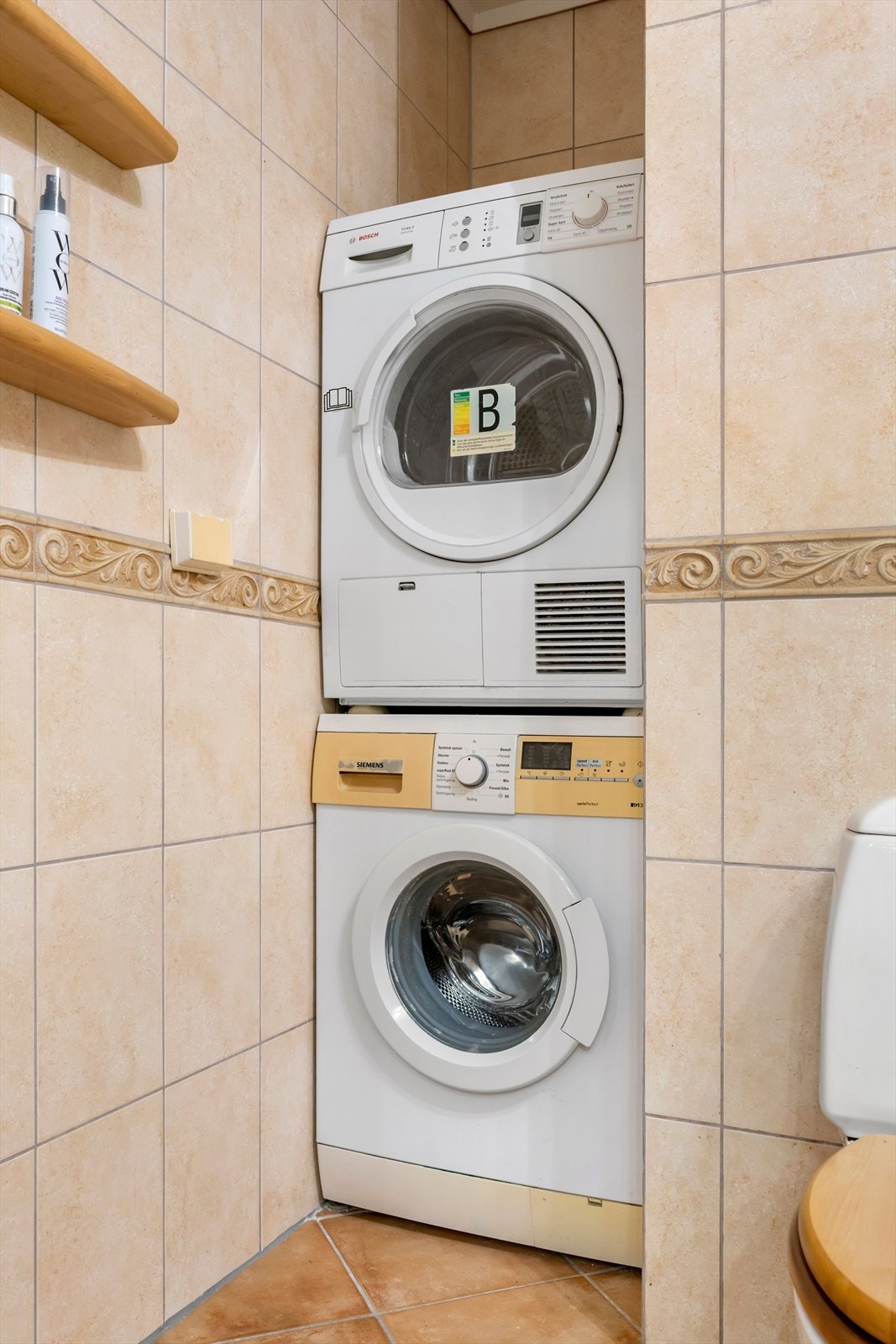 Praktisk nisje med plass til vaskemaskin og tørketrommel Galleribilde