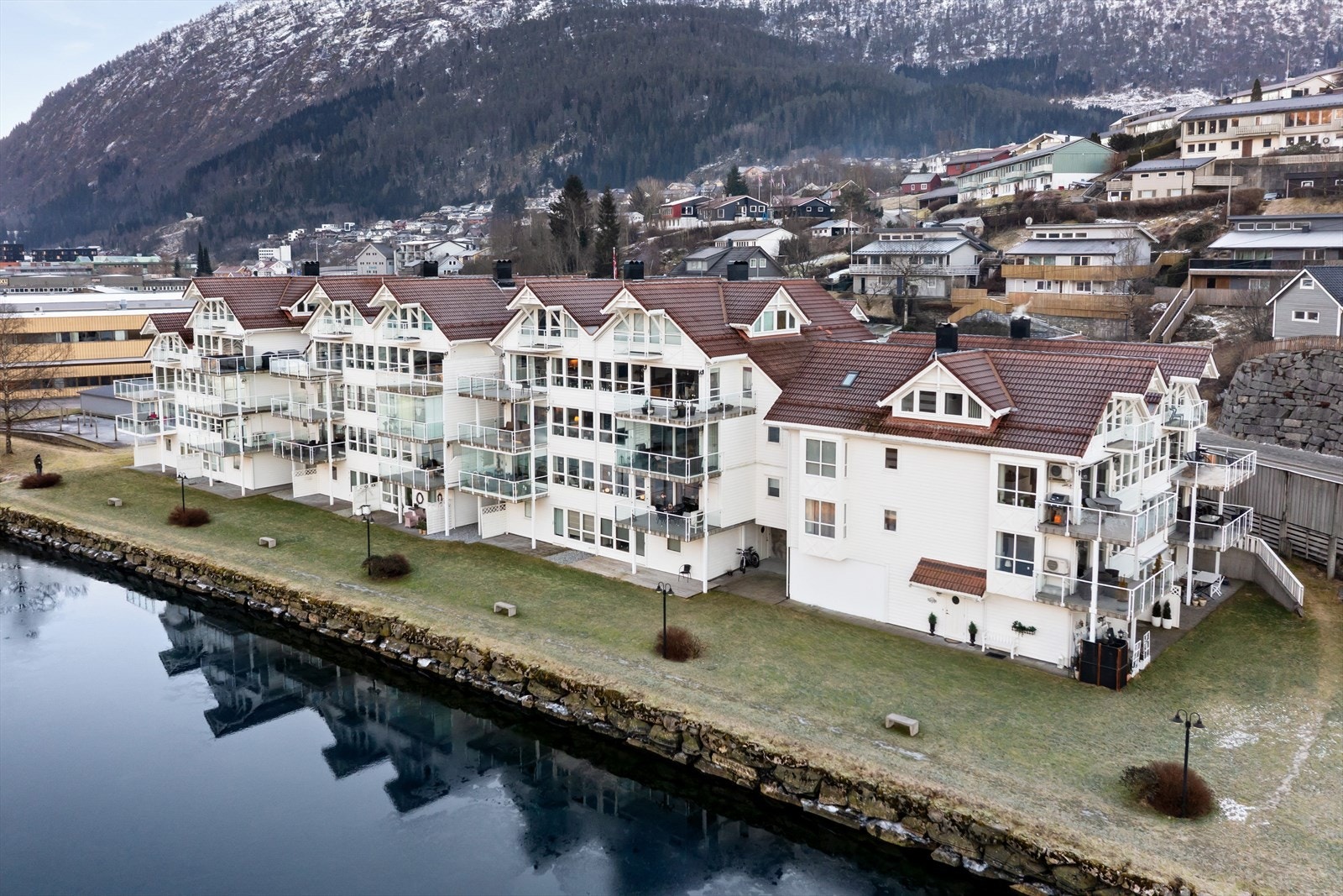 Leilegheita ligg på ikoniske Førde brygge med kort avstand til sentrum Galleribilde