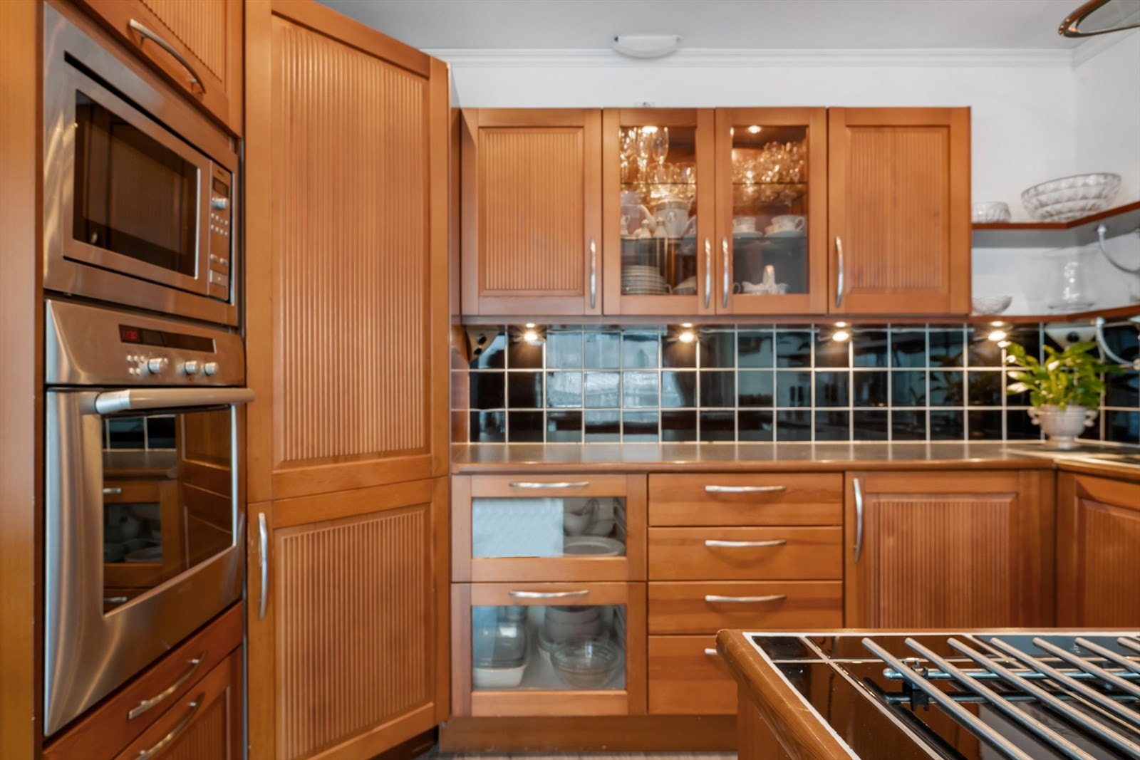 Integrert kjølehjørne med svært god plass, samt integrert steikeomn og micro. Oppvaskmaskina følgjer også med i salet Galleribilde