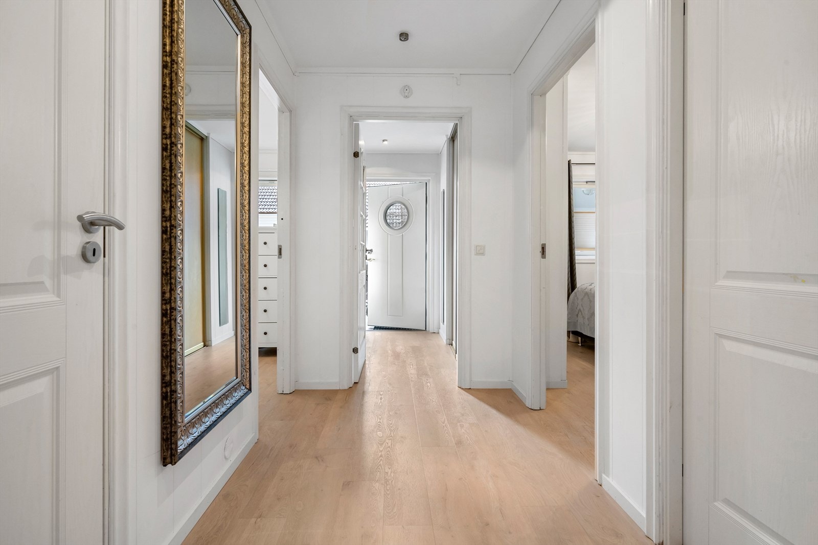 Velkommen inn i lys og fin entre- og gang med nye overflater Galleribilde