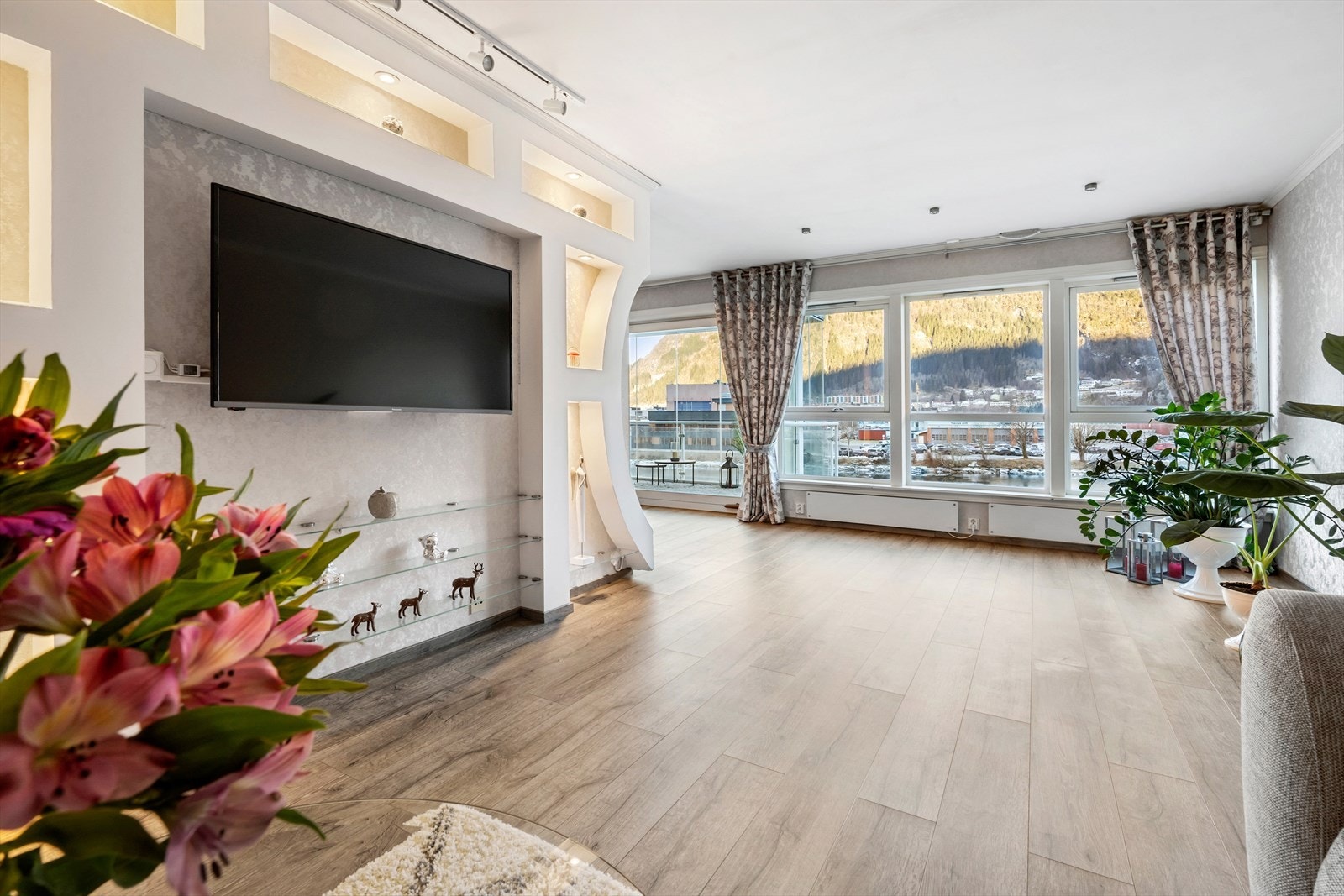 Store vindauge og skyvedør mot Jølstra byr på fantastisk utsikt Galleribilde