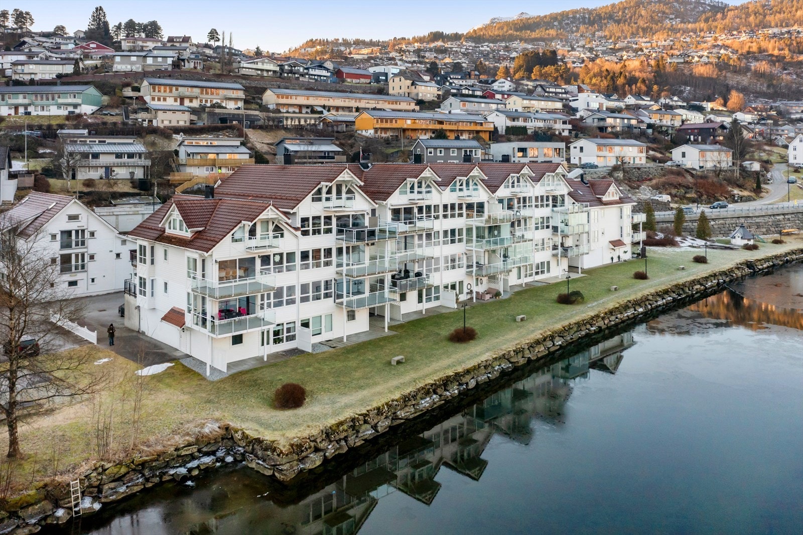 Sameiget er velstelt og flott opparbeidd med felles grøntareal mot Jølstra Galleribilde