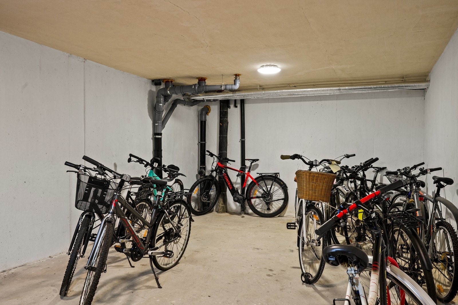 Borettslaget har fellesarealer for trygg og praktisk sykkelparkering. Galleribilde