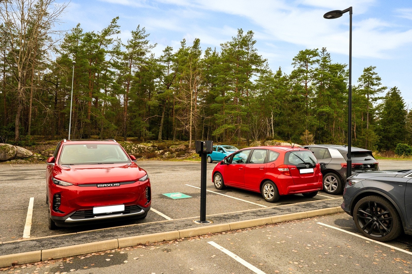Det medfølger en utvendig parkeringsplass. Det er også lagt opp ladeanlegg for elbil på felles utvendig p-plass. Det foreligger eget reglement for lading av elbil og hybrid. Galleribilde