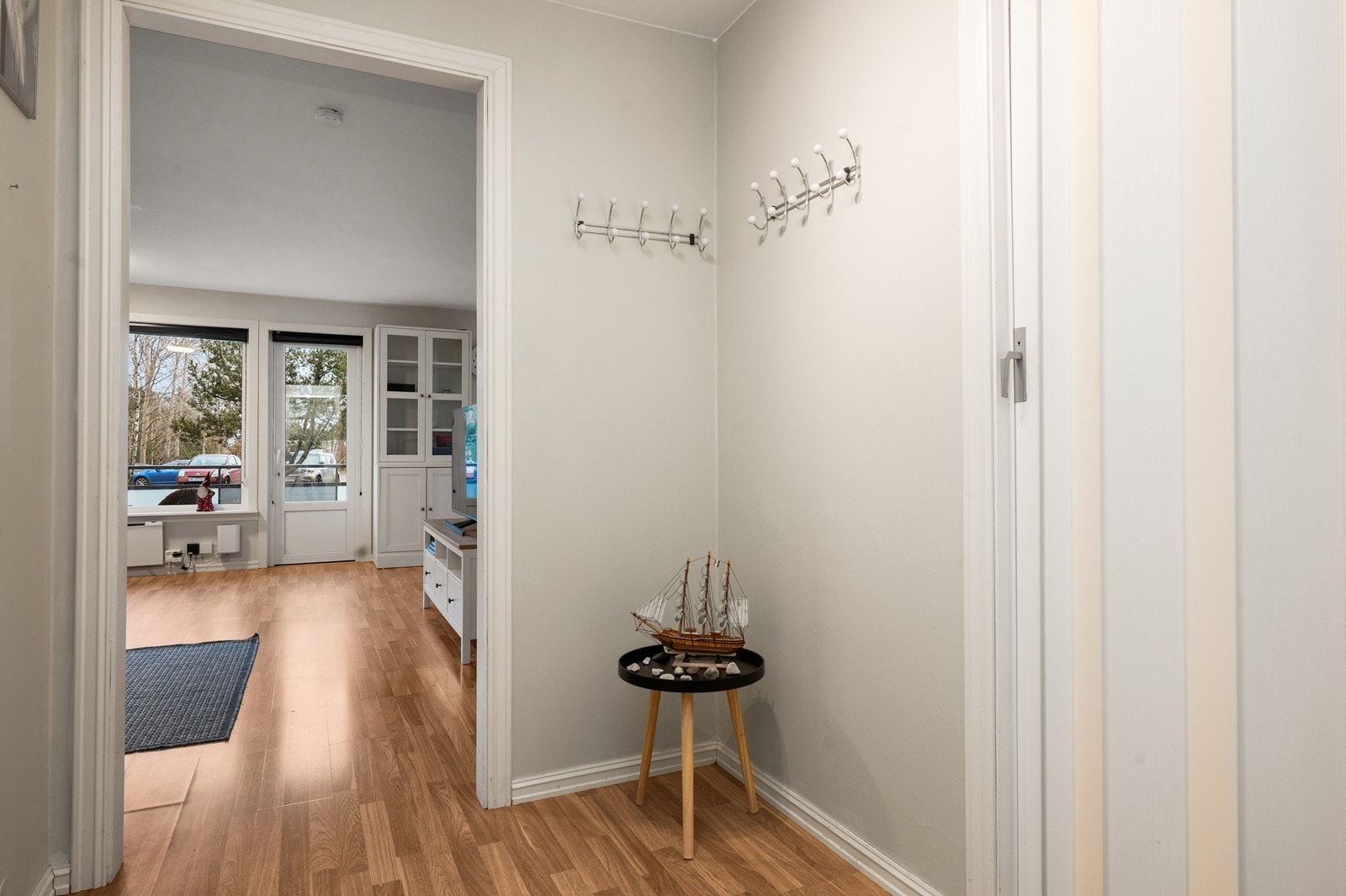 Entré med porttelefon. Leiligheten har en brann- og lydklassifisert ytterdør for økt trygghet. Galleribilde