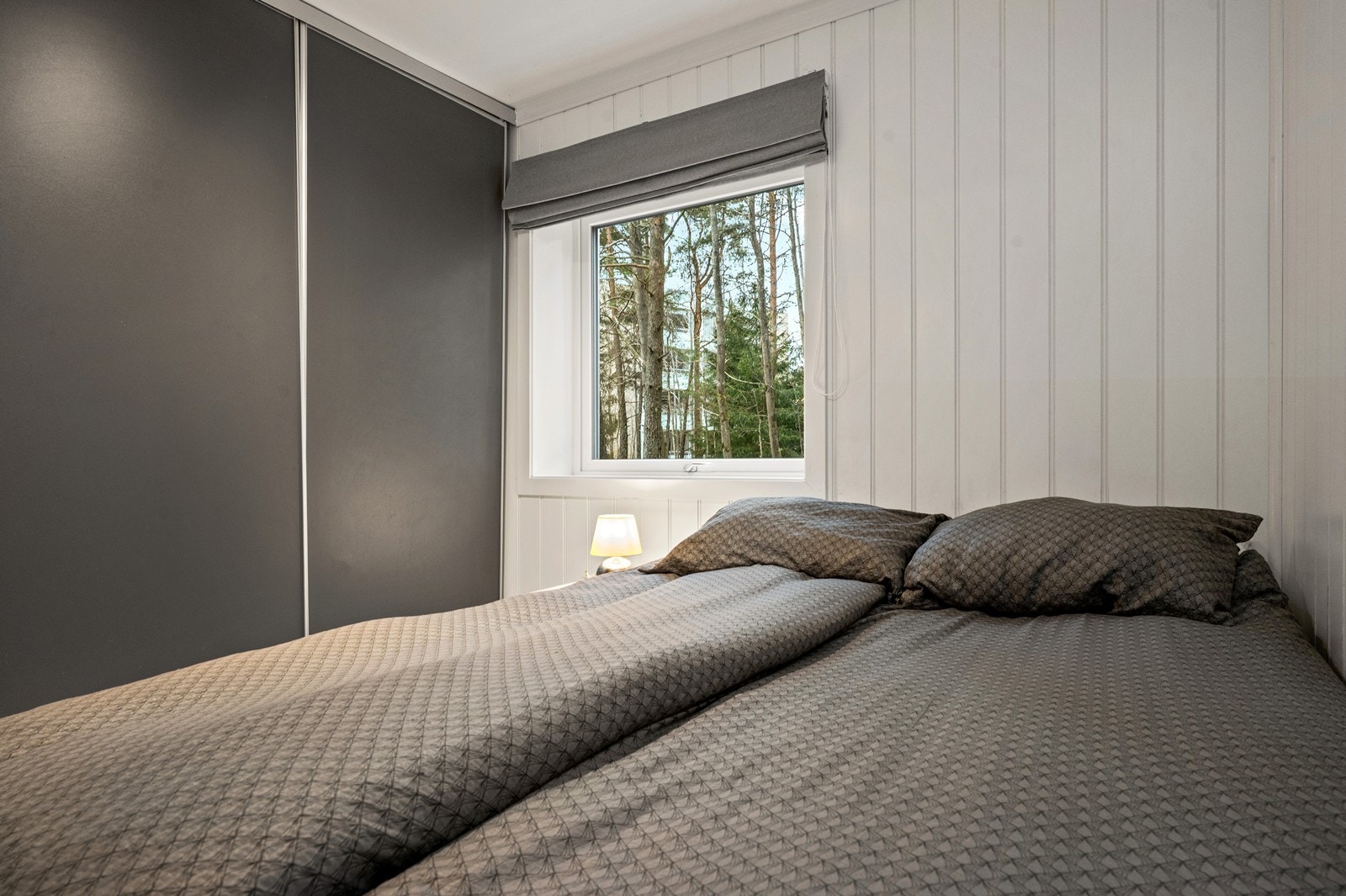 Det er plass til dobbeltseng, og det er montert skyvdørsgarderobe med god lagringsplass. Galleribilde