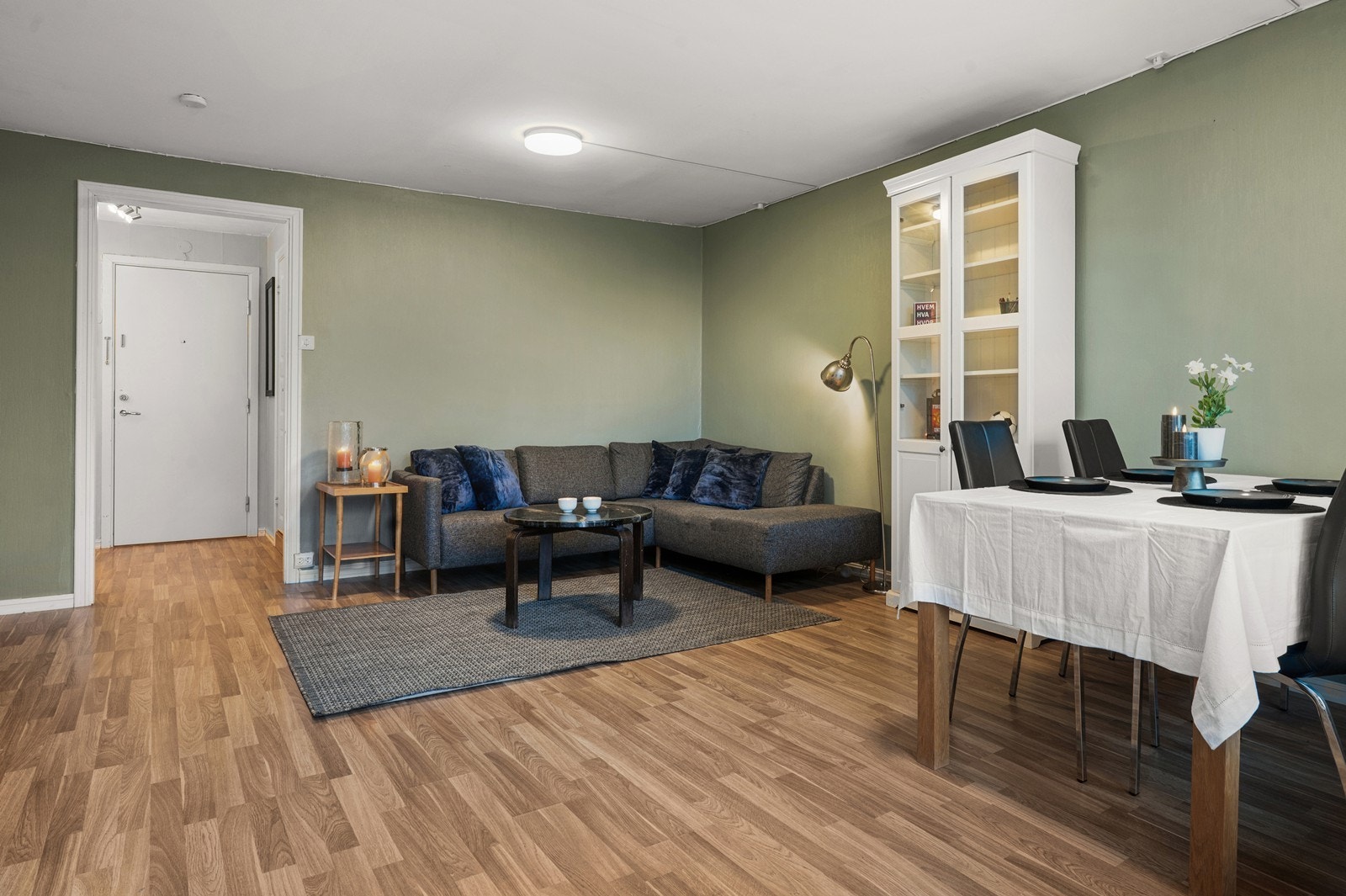 Leiligheten har en åpen løsning mellom stue og kjøkken, som skaper et sosialt og luftig allrom. Galleribilde