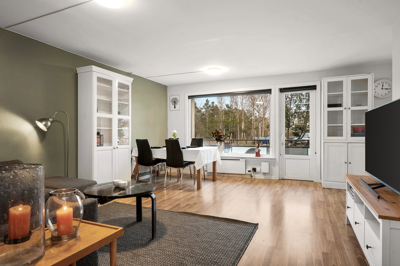 Stuen har god plass til både sofagruppe og spisebord, med gjennomgående laminatgulv. Galleribilde