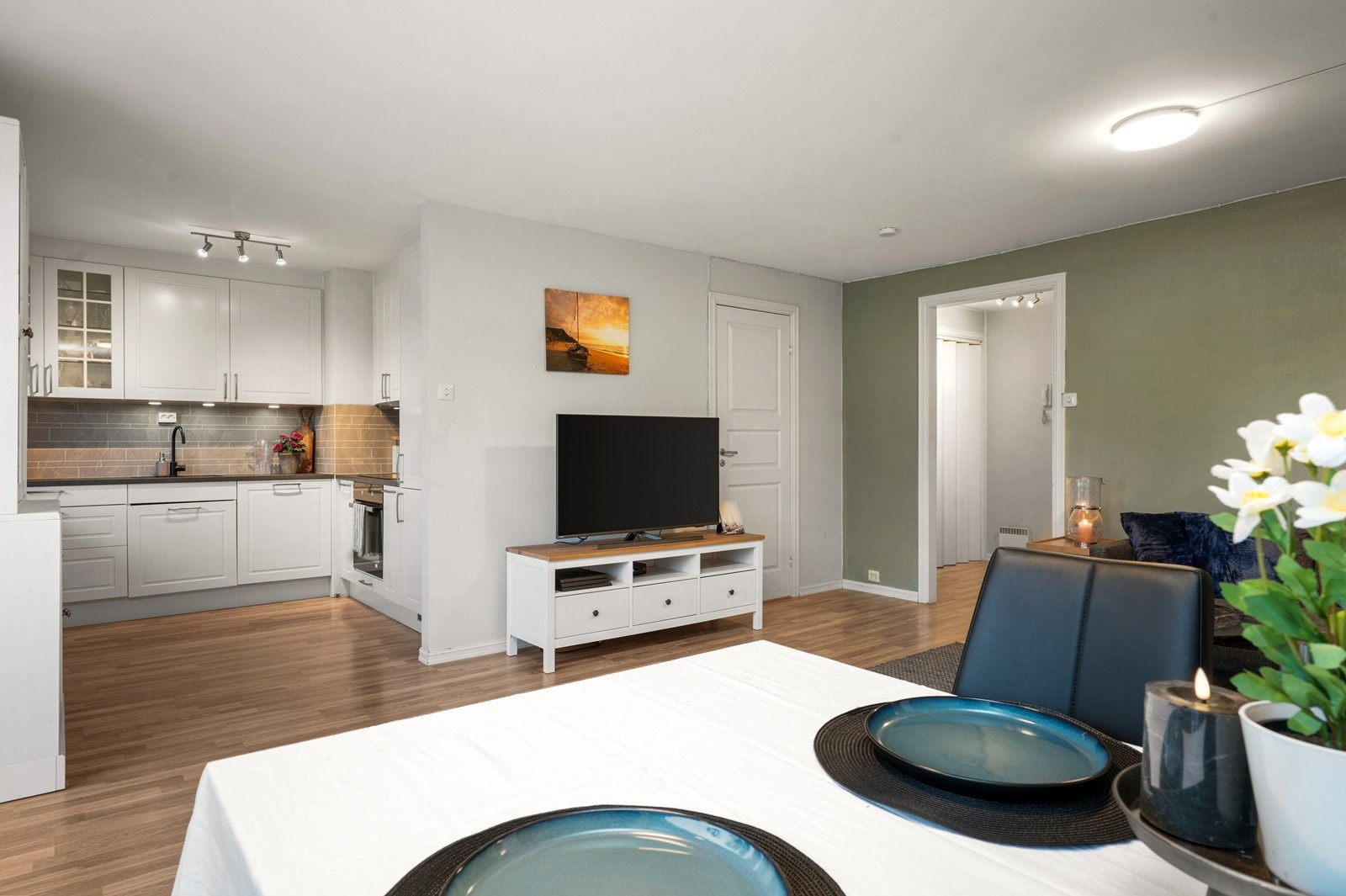 Den åpne løsningen gir en god flyt mellom kjøkkenet og stuen. Kjøkkenventilator har avtrekk ut. Galleribilde