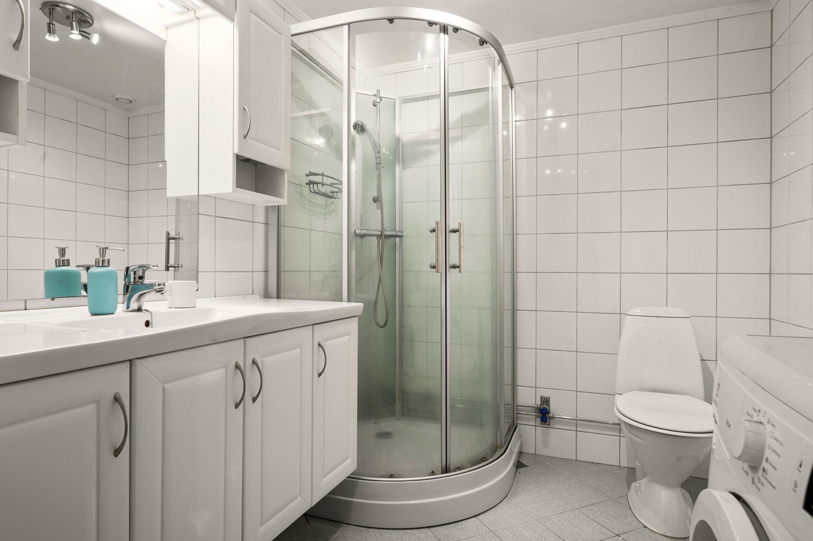 Flislagt bad med elektriske varmekabler i gulvet. Rommet ble rehabilitert i regi av borettslaget i 2004-05. Galleribilde