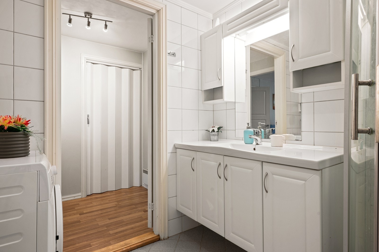 Badet er utstyrt med servantinnredning med god lagringsplass i skapene og opplegg for vaskemaskin. Rommet har mekanisk avtrekk. Galleribilde