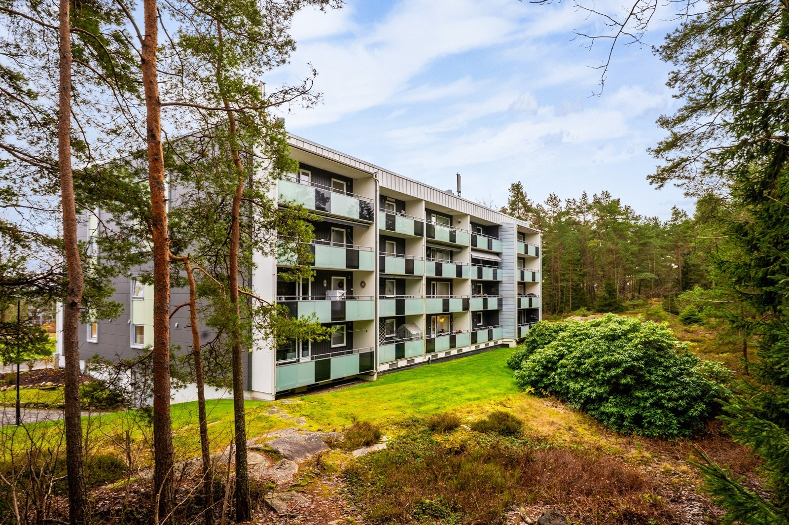 Byggets fasade er oppgradert med ny kledning og etterisolering på gavlvegg i 2021. Galleribilde