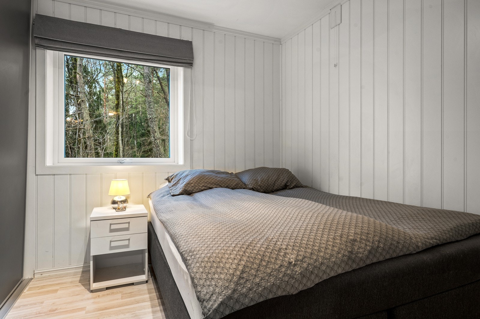 Soverommet har et nytt 3-lags PVC-vindu fra 2022, som vender ut mot rolige grøntområder. Galleribilde