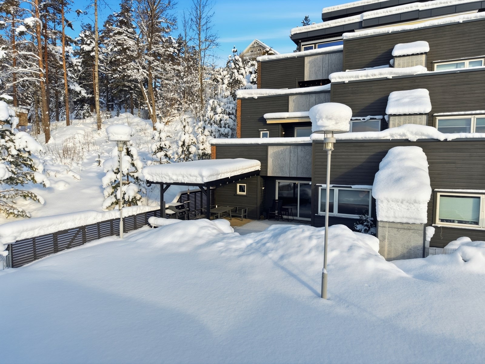 Den romslige uteplassen har en avslappende atmosfære, perfekt for avslapning, måltider utendørs eller sosiale sammenkomster. Galleribilde