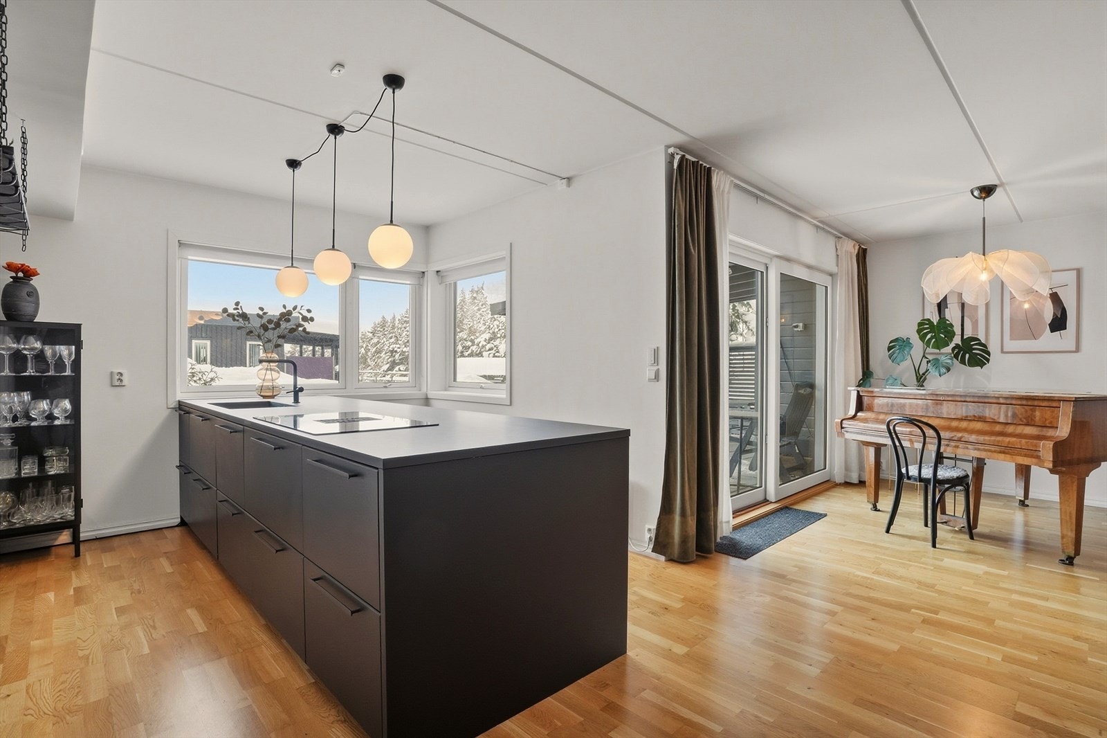 Det lyse rommet gir en åpen og innbydende følelse, samtidig som det bringer uteomgivelsene inn. Galleribilde