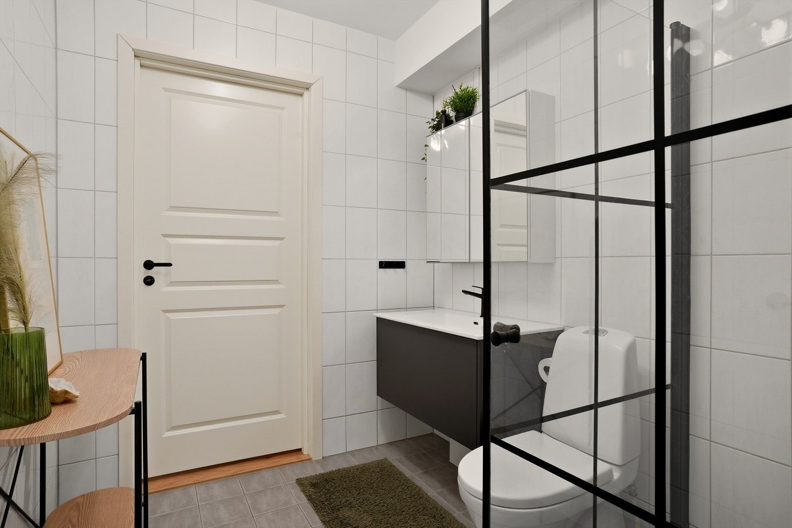 Badet er videre utstyrt med toalett og dusjhjørne med regndusjarmatur. Galleribilde