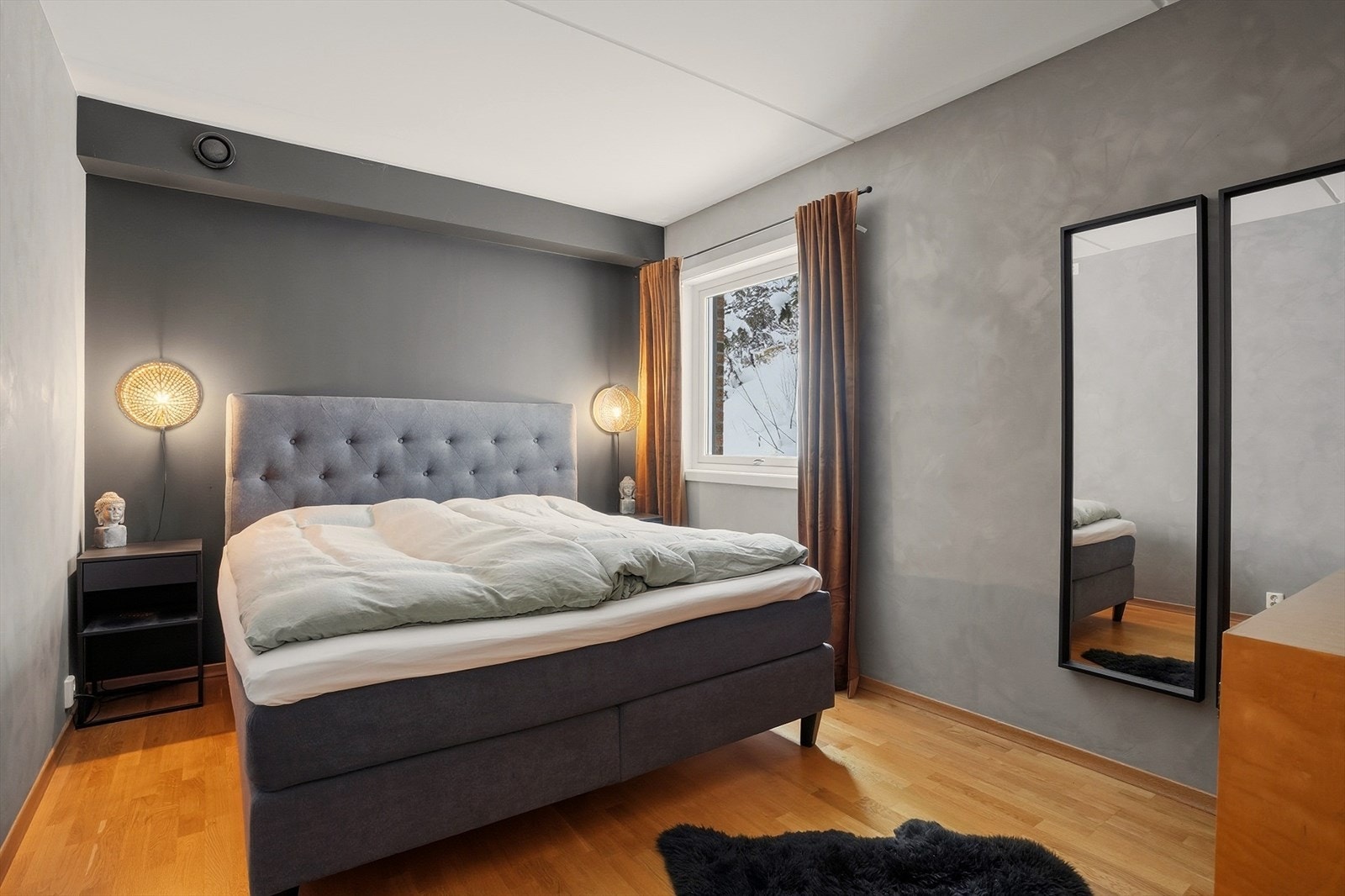 Hovedsoverommet er moderne innredet og malt i en behagelig fargetone. Galleribilde