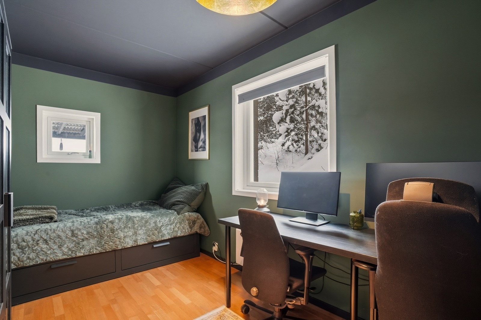 Soverom 2 har god plass til seng, garderobeløsning og kontorpult. Rommet passer perfekt som gjesterom, barnerom eller kontor. Galleribilde