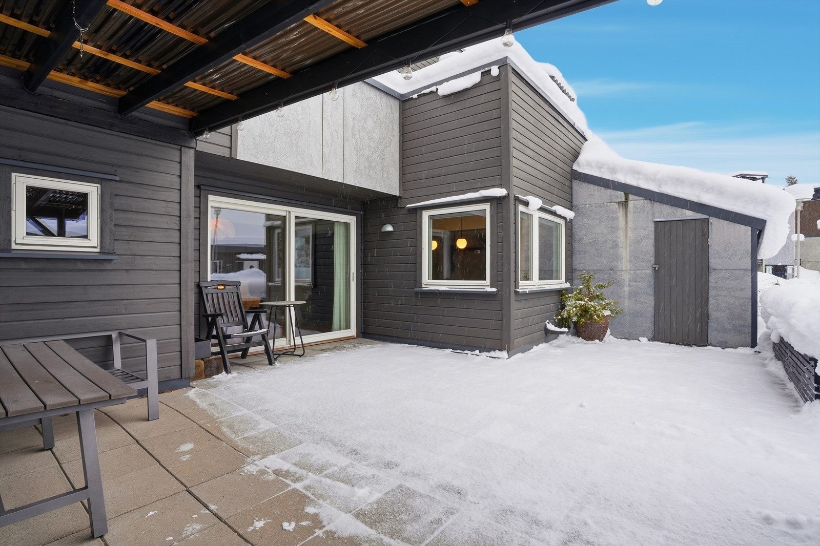 Boligen har en flott og skjermet uteplass. Galleribilde