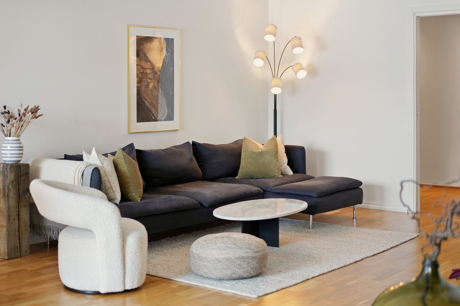 Delikat og innbydende stue med parkett på gulv og slette, lyse overflater. Galleribilde