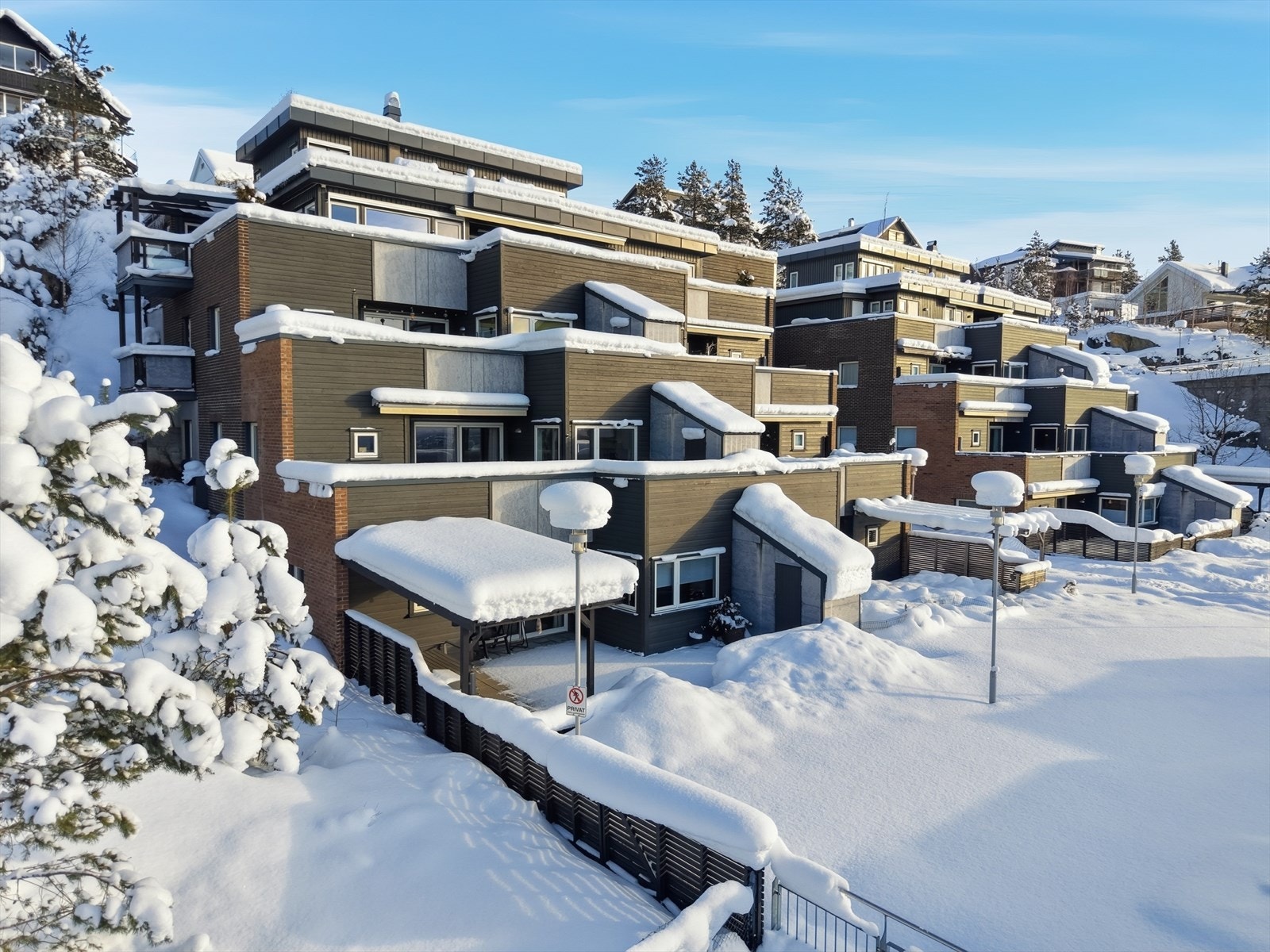 Usjenert og fredelig beliggenhet, i et hyggelig og rolig sameie. Galleribilde