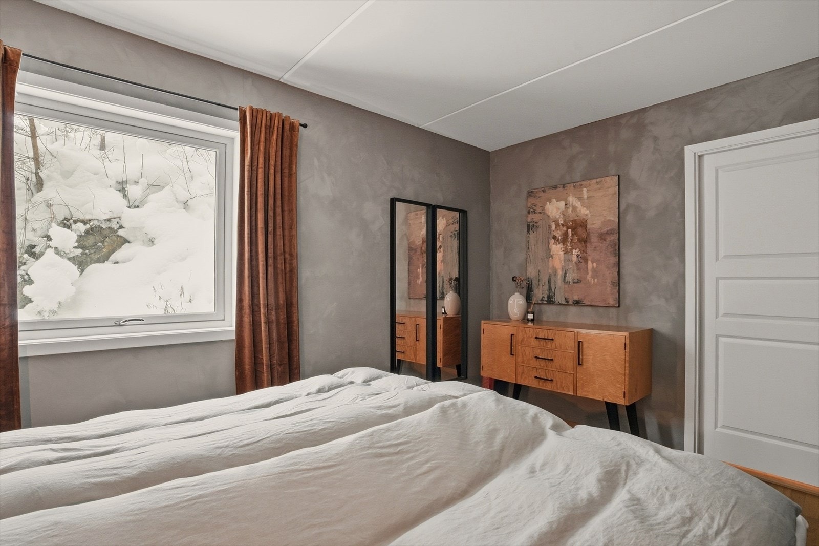 Det er god plass til dobbeltseng med tilhørende nattbord og garderobeløsning. Galleribilde