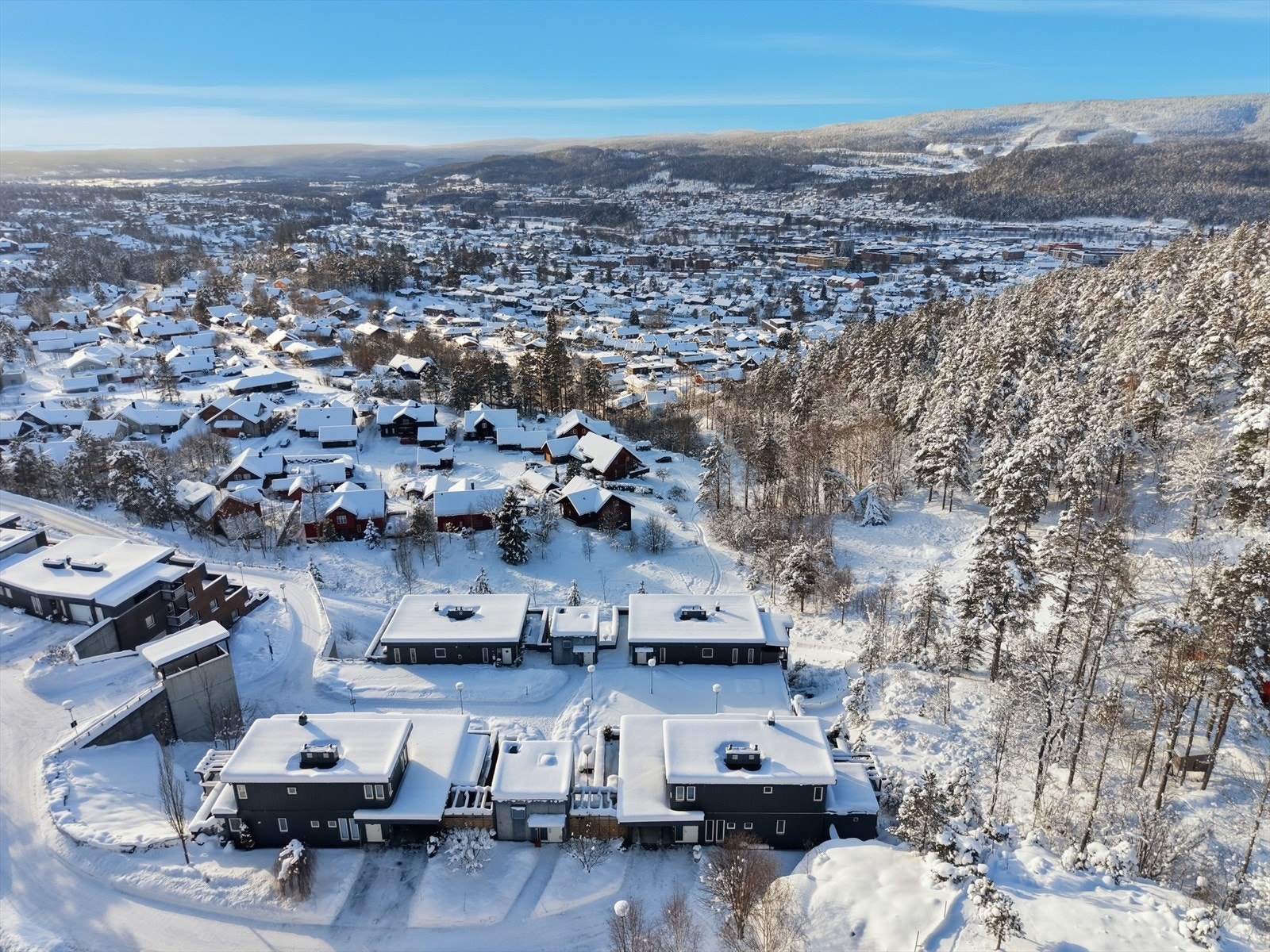 Kort vei til nyere dagligvarebutikk, skole og barnehage. Galleribilde