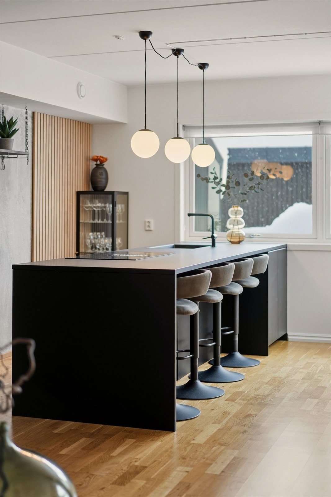 Kjøkkenet fremstår som moderne og stilrent, med en gjennomført helhetlig design som gir rommet et eksklusivt preg. Barstoler medfølger. Galleribilde